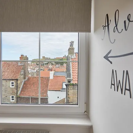 Host & - Adventure House * Whitby