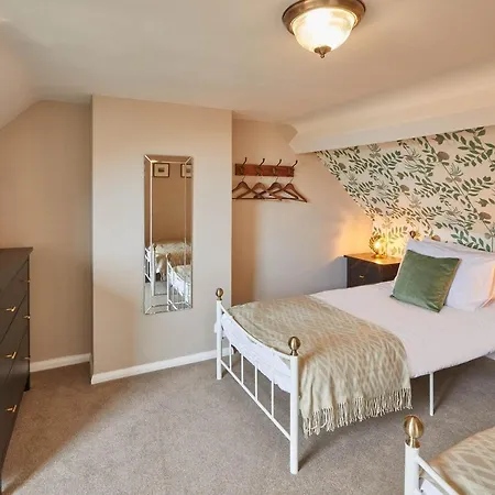 Host & - Adventure House